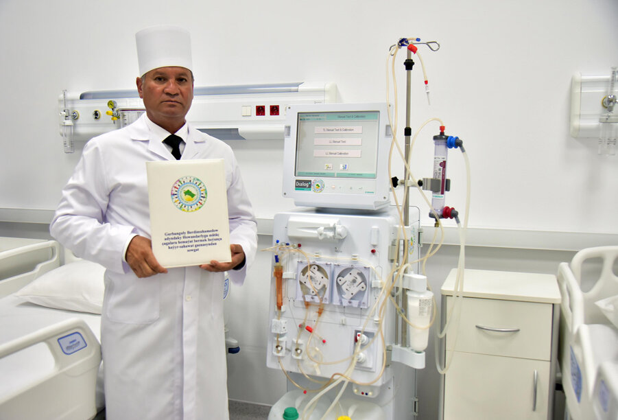 Оборудование приобретено за счёт средств Благотворительного фонда по оказанию помощи нуждающимся в опеке детям имени Гурбангулы Бердымухамедова.В преддверии Международного дня защиты детей многопрофильная больница Лебапского велаята получила в дар два аппарата гемодиализа «Dialog+», приобретённых за счёт средств Благотворительного фонда по оказанию помощи нуждающимся в опеке детям имени Гурбангулы Бердымухамедова.
На торжественном мероприятии, посвящённом данному событию, присутствовали представители Министерства здравоохранения и медицинской промышленности, учреждений здравоохранения велаята. А также дети, получившие лечение и поправившие своё здоровье за счёт выделенных средств из Фонда. Как отмечали выступающие, в нашей стране ведётся систематическая работа по улучшению качества медицинского обслуживания. Примером тому служит новая многопрофильная больница, построенная благодаря заботам Национального Лидера туркменского народа Героя-Аркадага.За время деятельности современного лечебного учреждения тысячи пациентов поправили своё здоровье.Новое медицинское оборудование будет способствовать оказанию помощи нуждающимся в очистке крови экстракорпоральным методом. Разработанный на базе ультрасовременной технологии аппарат «Dialog+» от немецкого производителя B. Braun позволит проводить эффективное лечение широкого спектра заболеваний почек.Одним из приоритетов государственной политики в области здравоохранения является охрана здоровья населения. На основе этого в нашей стране успешно функционирует государственная программа «Saglyk».Существенную помощь в решении важных вопросов здоровья подрастающего поколения оказывает Благотворительный фонд по оказанию помощи нуждающимся в опеке детям имени Гурбангулы Бердымухамедова.Со времени основания Фонда учреждения здравоохранения велаята получили в подарок машины скорой медицинской помощи, диагностическое оборудование и лечебные аппараты. Также были выделены средства на оплату расходов для проведения операций более пятидесяти детей.
