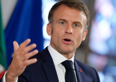    Макрон первым легализует военных НАТО на Украине в обход её Конституции