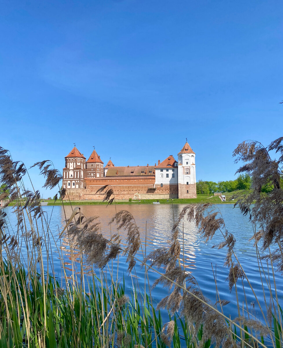Вид на замок со стороны парковки.