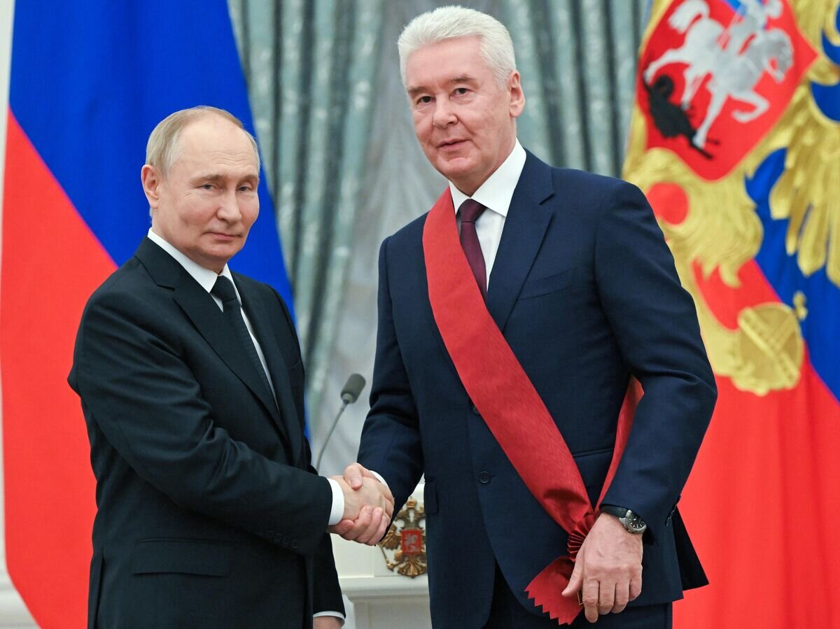    Президент РФ Владимир Путин и мэр Москвы Сергей Собянин, награжденный орденом "За заслуги перед отечеством" I степени, на церемонии награждения государственными наградами Российской Федерации© РИА Новости / Сергей Гунеев