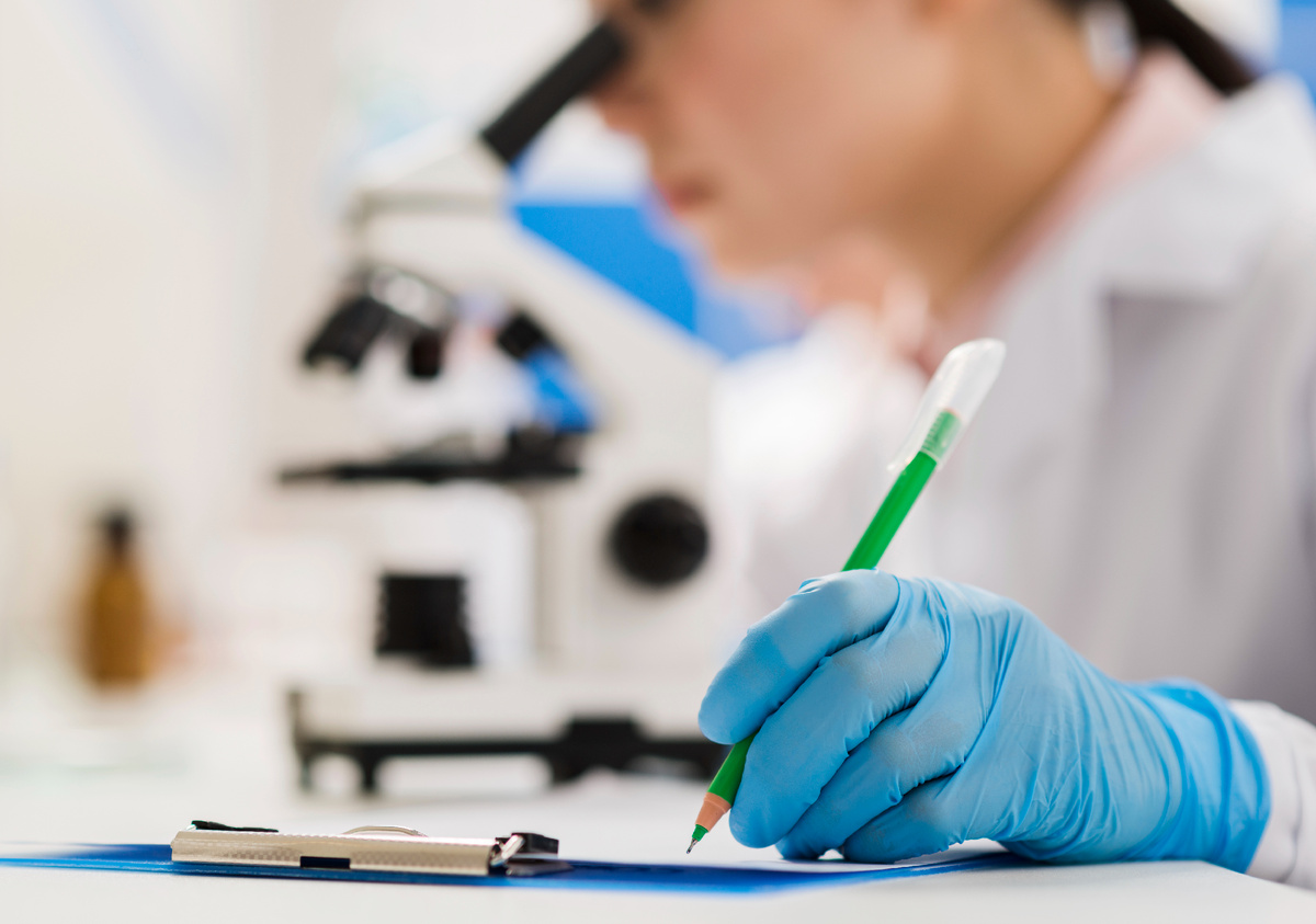 <a href="https://www.magnific.com/ru/free-photo/female-scientist-working-laboratory_7437200.htm#fromView=search&page=1&position=4&uuid=9eeb8258-d8ac-439f-b546-237e4985798a&query=%D0%B8%D1%81%D1%81%D0%BB%D0%B5%D0%B4%D0%BE%D0%B2%D0%B0%D0%BD%D0%B8%D0%B5+%D0%BC%D0%B5%D0%B4%D0%B8%D1%86%D0%B8%D0%BD%D0%B0">Изображение от freepik</a>