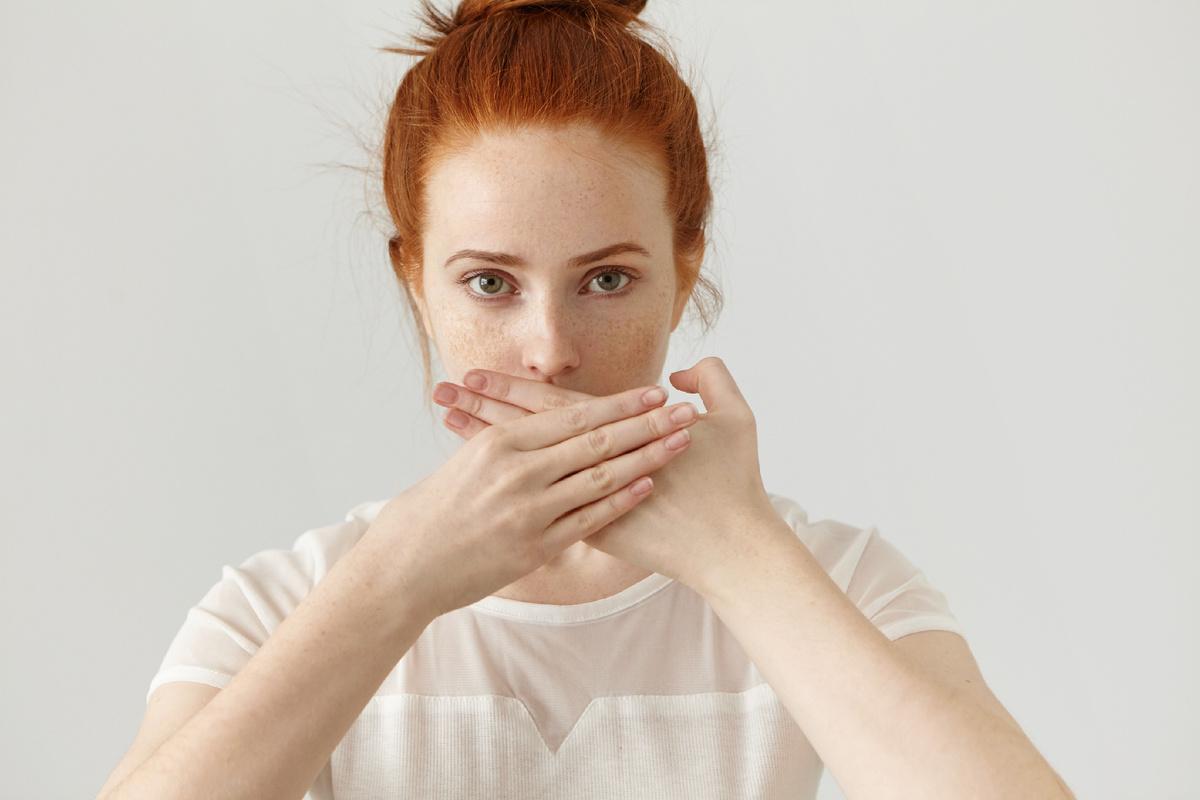 <a href="https://ru.freepik.com/free-photo/portrait-serious-young-ginger-european-woman-covering-mouth-with-both-hands-keeping-secret-freckled-redhead-female-blouse-doesn-t-want-spread-rumors-some-confidential-information_9438344.htm#fromView=search&page=1&position=9&uuid=6deece94-8d7c-461f-9617-9e50b35a14a7&query=%D1%81%D0%BE%D1%85%D0%BD%D1%83%D1%82+%D0%B3%D1%83%D0%B1%D1%8B">Изображение от wayhomestudio на Freepik</a>