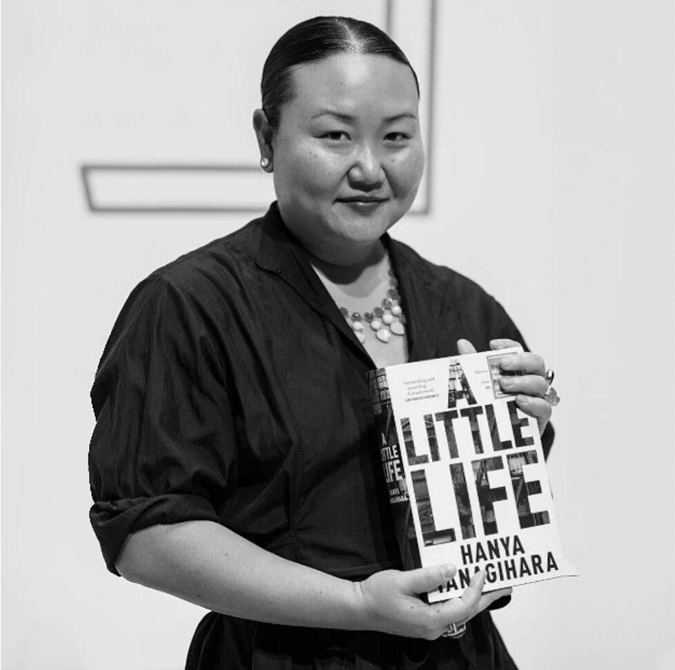 Писательница Ханья Янагихара со своим бестселлером "Маленькая жизнь". Фото: m.buro247.ru.