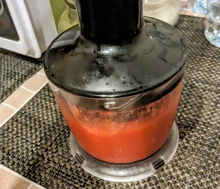 Клубничное пюре в миксере. Фото автора