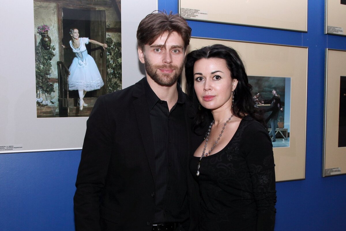    Анастасия Заворотнюк вместе с супругом.