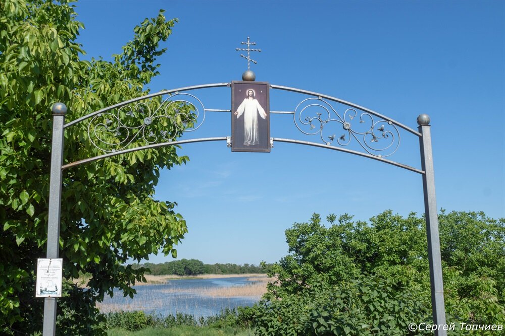 Пройдя под этой аркой попадаешь к источникам