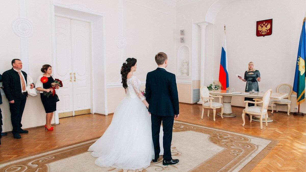 гражданский брак - это брак, зарегистрированный в ЗАГСе между супругами (гражданами) 