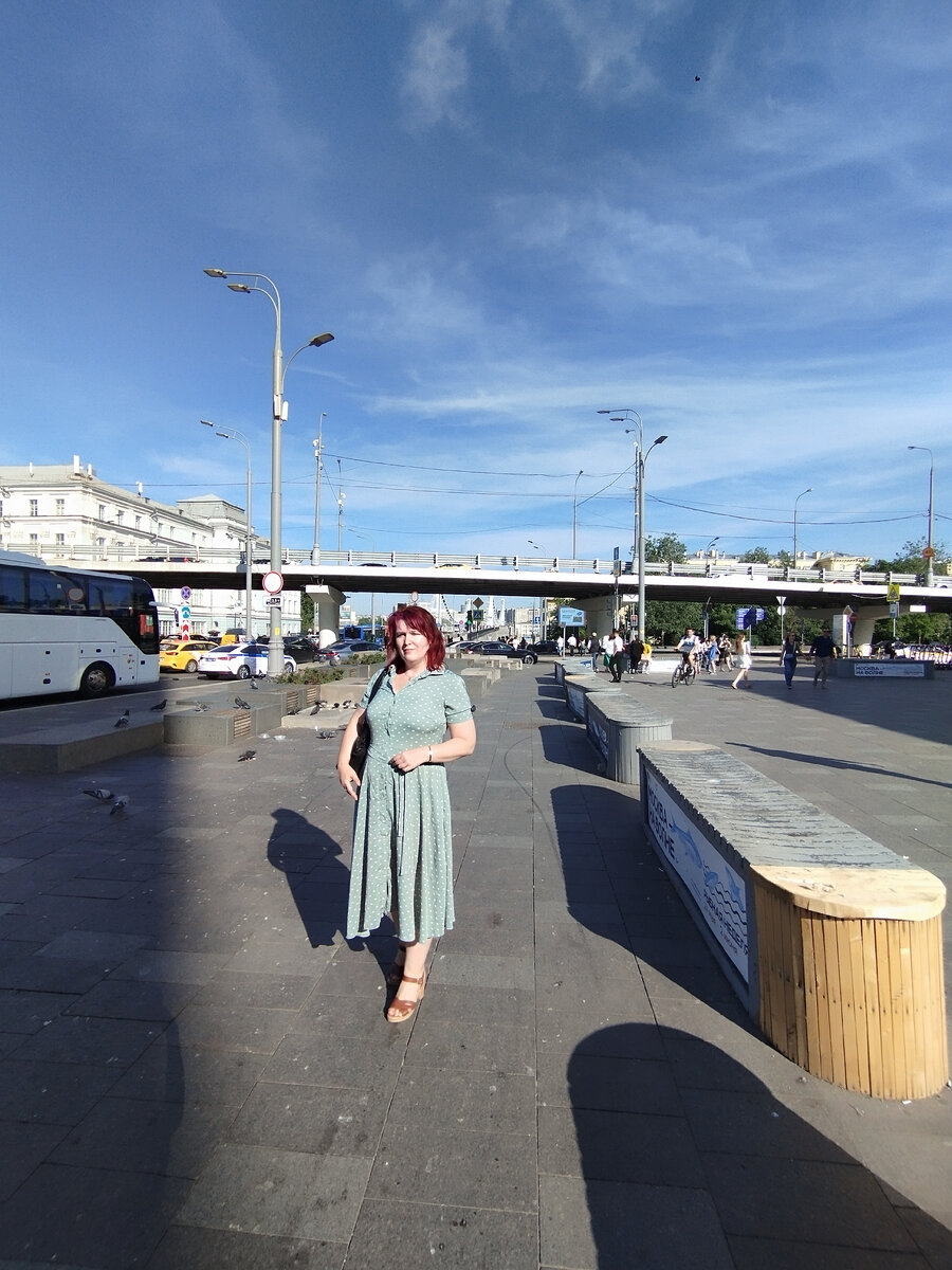 Нет, это не глухая промзона ))) Это дорога к Парку Горького )))