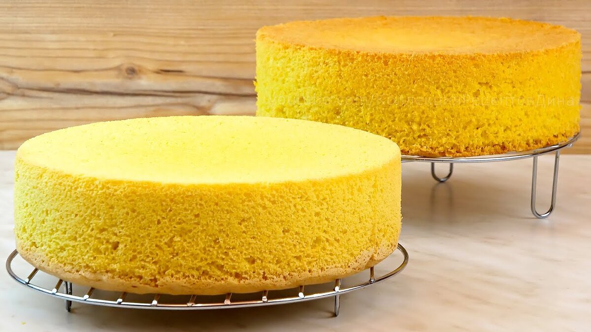 Чем больше куркумы добавите в тесто, тем ярче получится бисквит