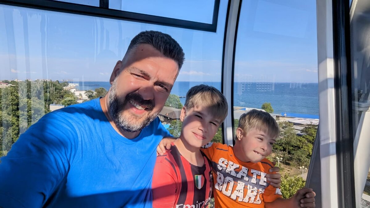 Я с сыновьями на колесе обозрения в Евпатории