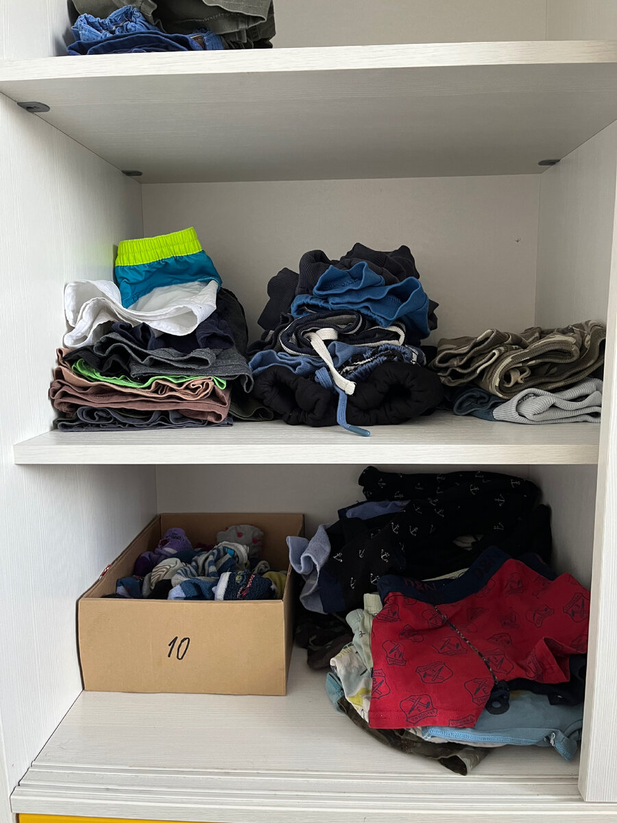 Па полках только низы, верхи на плечиках 