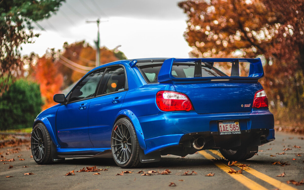 Subaru WRX STI является одним из наиболее узнаваемых и уважаемых автомобилей в мире ралли и спортивного вождения благодаря своей мощной производительности, отличной управляемости и знаменитому полному приводу. Эта модель давно стала синонимом турбированных приключений, комбинируя в себе агрессивный дизайн, передовые технологии и легендарную надежность Subaru.