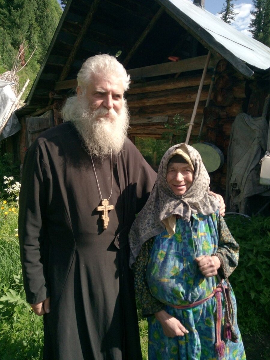    Агафья Карповна и ее духовник. Фото: иерей Игорь Мыльников.