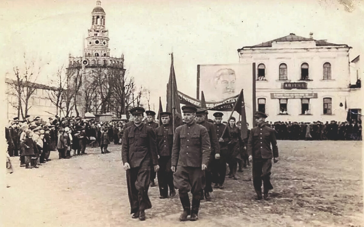 Загорск. Демонстрация в годы войны. Фото из открытых источников