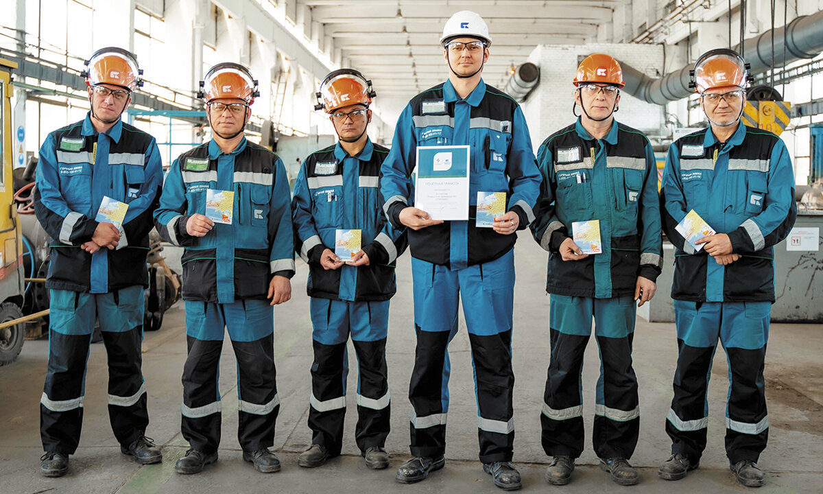 Трудовой коллектив ремонтного производства / Фото Дмитрия Родина 