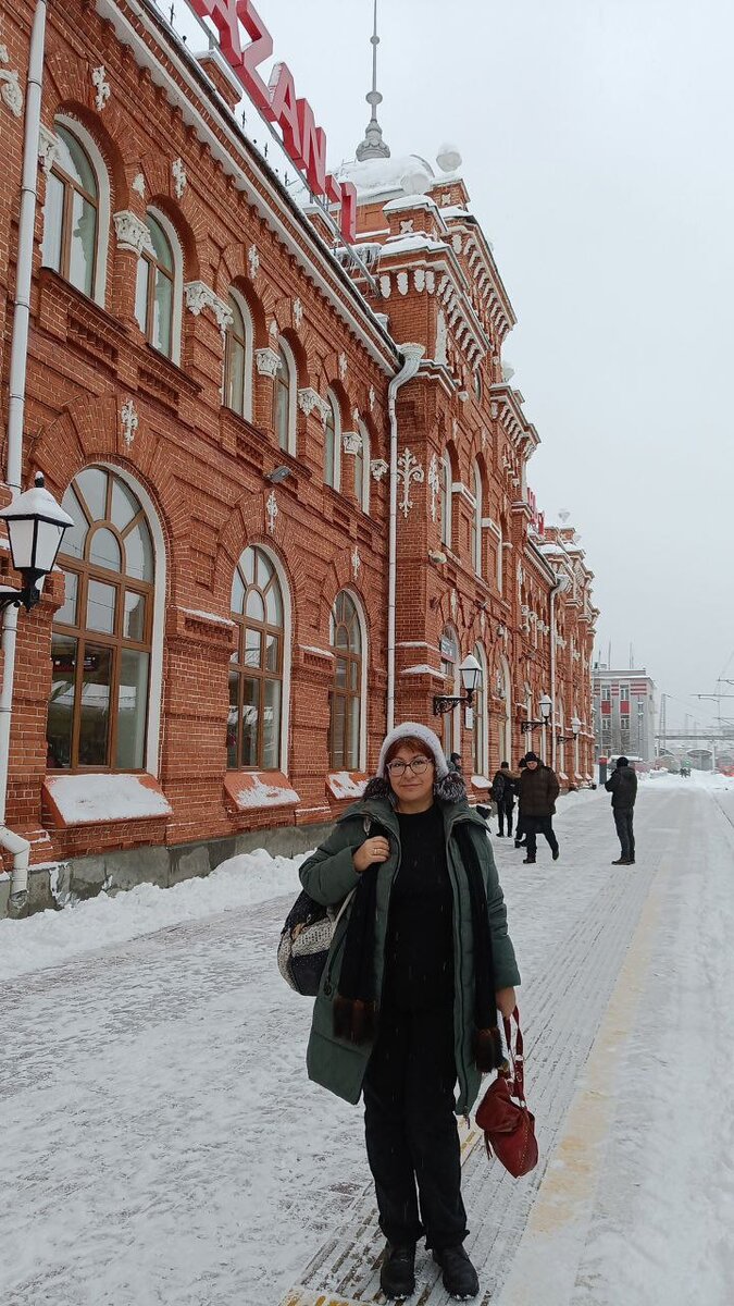 На ж/д вокзале Казани, откуда мы стартовали в аэропорт на "Ласточке" 