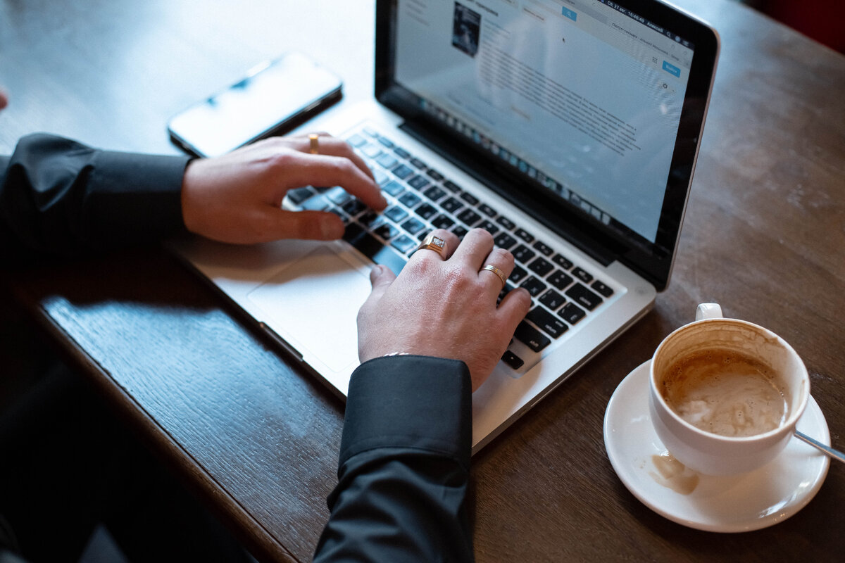 На фото читаю отзывы на свои книги (из личного архива).