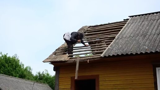 Снесли трухлявую Половину Деревенского дома. Купили Старый деревенский дом в лесу и собираемся тут жить.