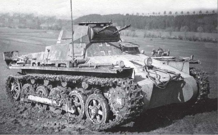 Пазик грязи не боится?:) Panzer I Ausf.B в Советском Союзе, 1941 год.