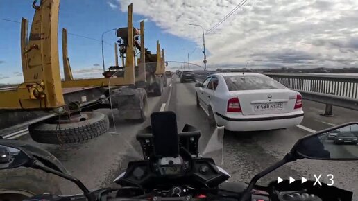 На мотоцикле в Архангельске. Байкер просачивается сквозь гигантскую пробку