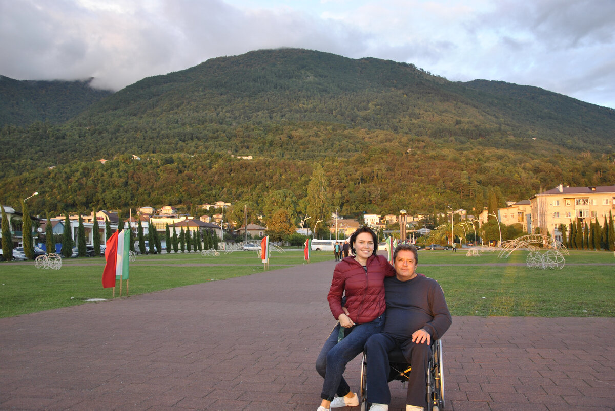 Вид на гору Мамзышха с площади Победы в Гаграх