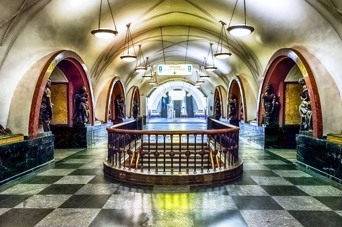 Станция "Площадь Революции" Арбатско-Покровской линии