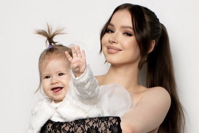     «Самые лучшие прогулки с моей любимой модницей»: Мария Ильюхина показала милые фото с годовалой дочерью