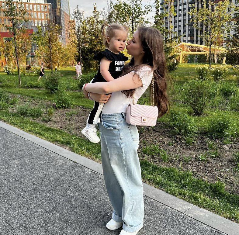    Мария Ильюхина погуляла с дочерьюСоцсети Марии Ильюхиной