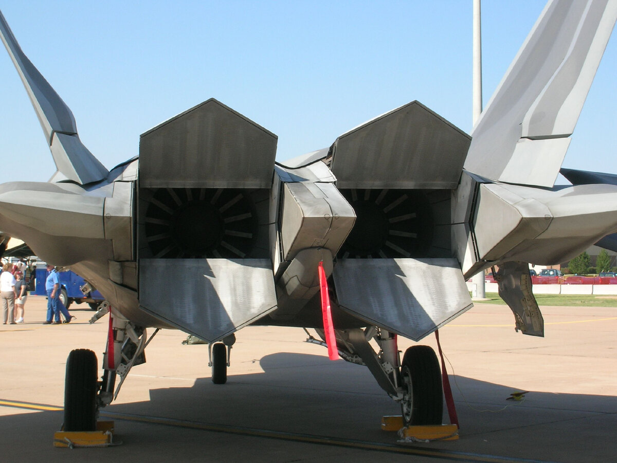 Сопла двигателей истребителя F-22A