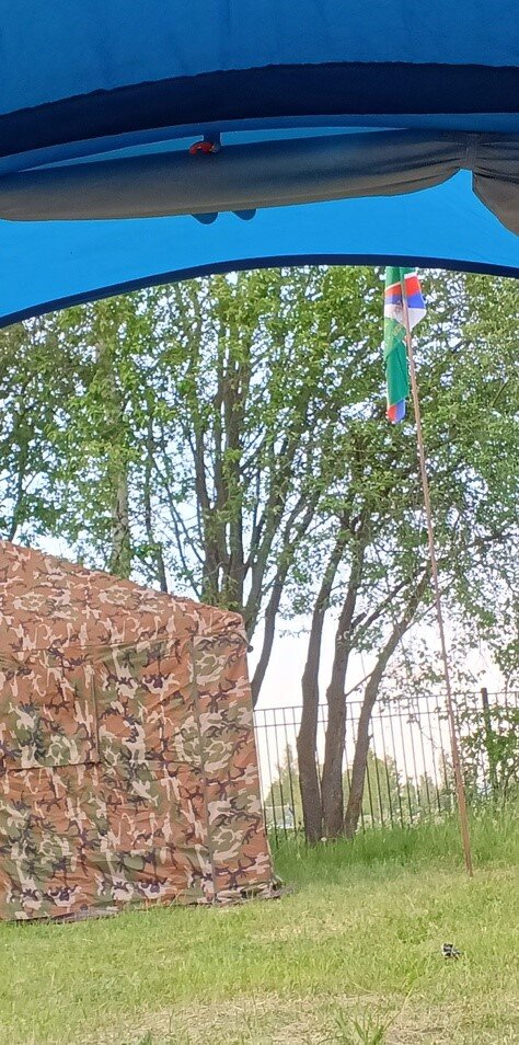 По замыслу фотографа это снимок флага. Вид из палатки, где сын спал.