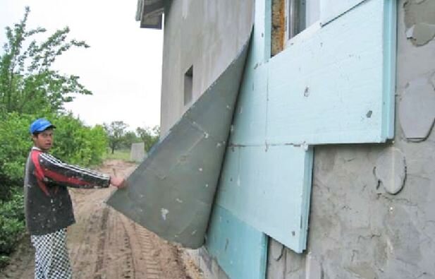 Специалист по технадзору проверяет качество выполняемых фасадных работ