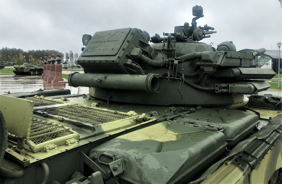 Установка аппаратурного отсека с соединителями в кормовой части башни.