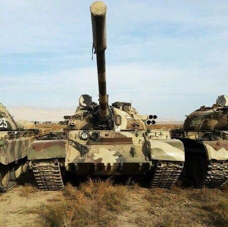 Т-55АД с нерабочим КАЗ в Азербайджанской армии. Танк "обут" в гусеницы с ОМШ.