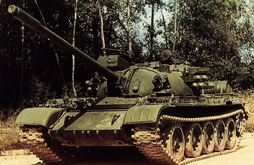 Т-55АД на полигоне, 80-е гг. Это обычный танк, без КУВ ,СУО "Волна"и дополнительной защиты, но с лазерным дальномером.