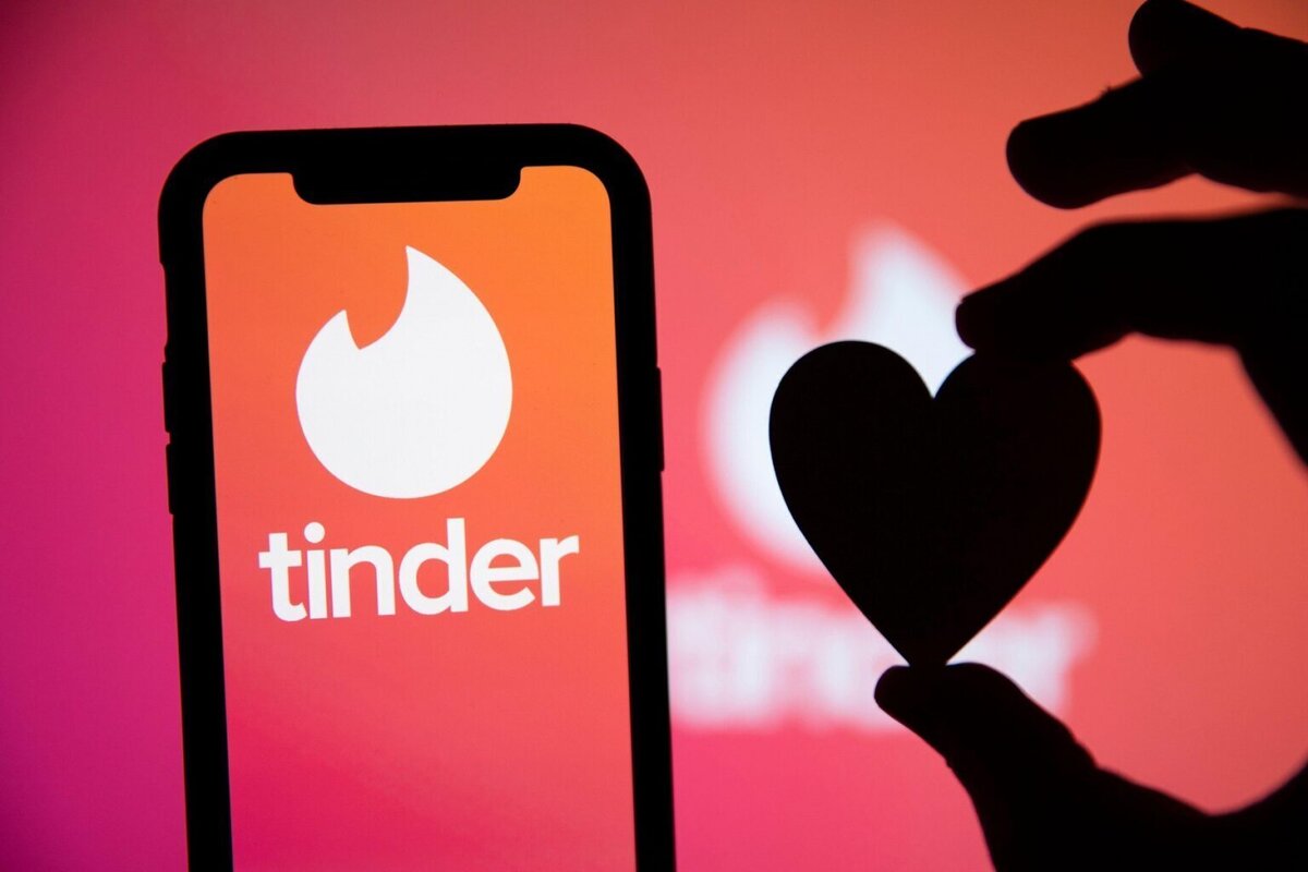 Сайт и приложение популярного сервиса знакомств Tinder использует красный цвет в лого. кнопках и других важных элементах
