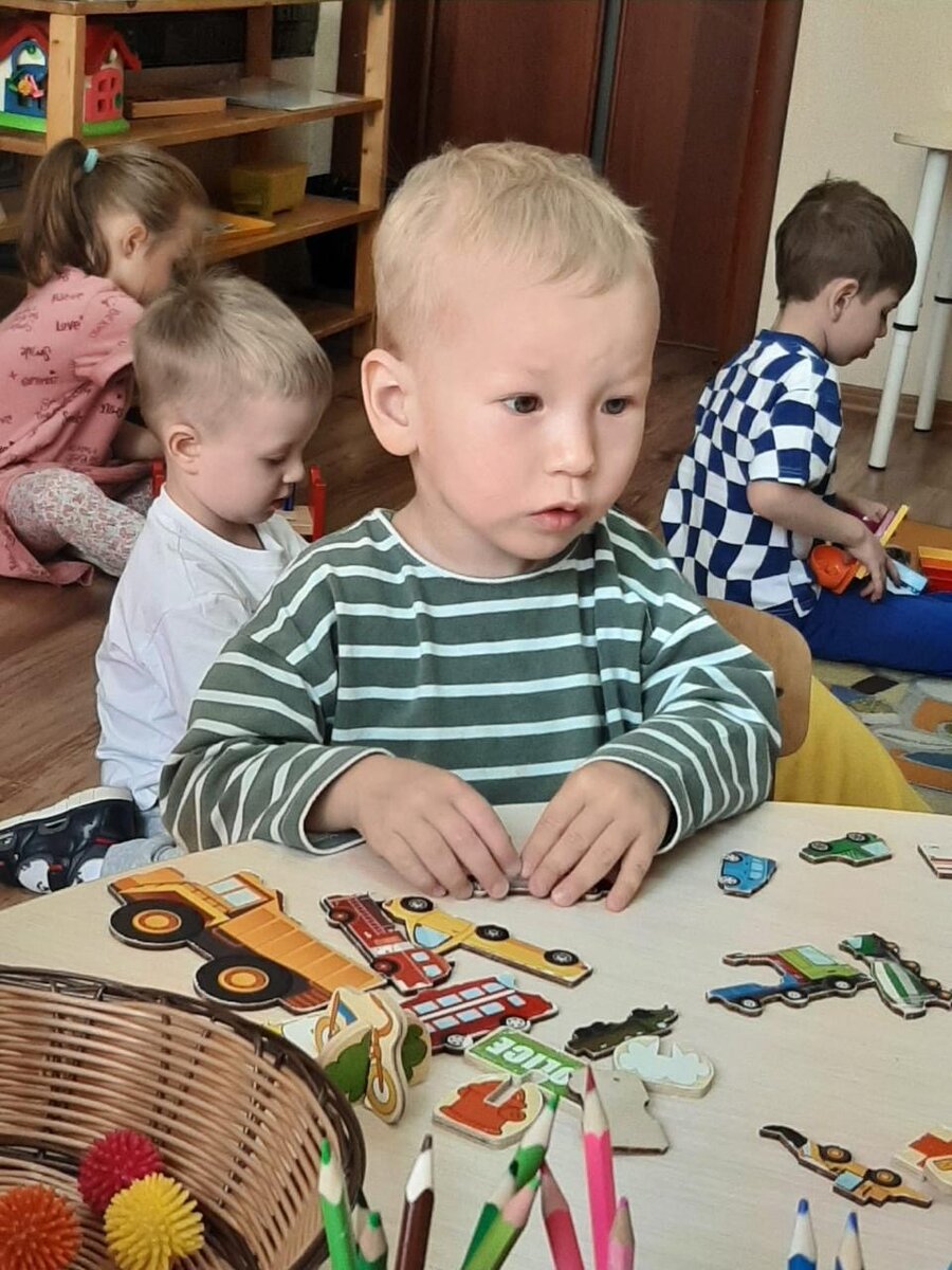 Это другой мальчик, но у него был такой же взгляд (как будто внутрь себя)