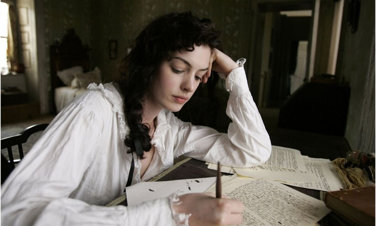 Девушка пишет стихи не столбцами, а в строчку... нет у неё сил поставить последнюю точку... Anne Hathaway в роли Джейн Остин