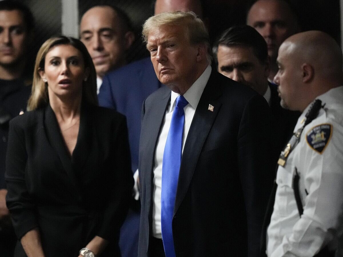    Бывший президент Дональд Трамп выходит из зала суда, чтобы дать комментарий представителям СМИ после того, как присяжные признали его виновным в совершении уголовного преступления за фальсификацию деловой документации в уголовном суде Манхэттена© AP Photo / Seth Wenig