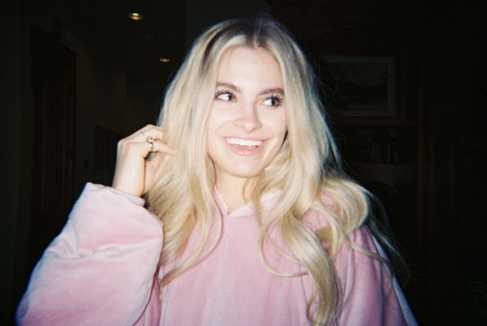    Блондинка. Девушка. Волосы. Источник: Unsplash.com