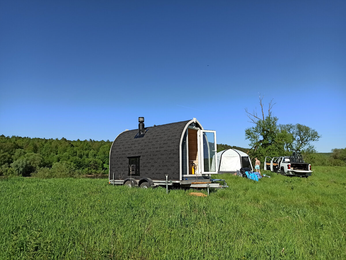 1. Баню владелец получил буквально накануне, и был рад опробовать её в действии ==>