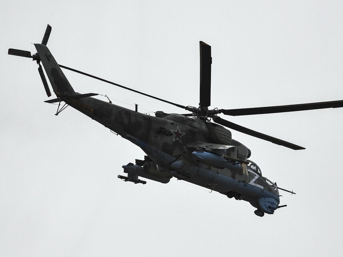    Ударный вертолет Ми-24 пролетает над полевым аэродромом ВКС России в зоне проведения специальной военной операции на Украине© РИА Новости