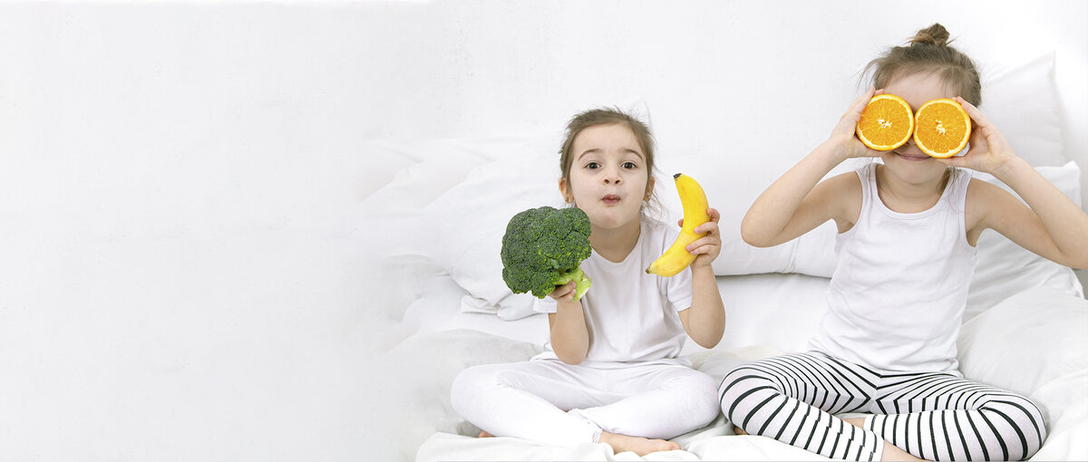 Включайте в рацион продуктов, богатых антиоксидантами и витаминами, такими как морковь, шпинат, ягоды, орехи, помидоры и рыба. 