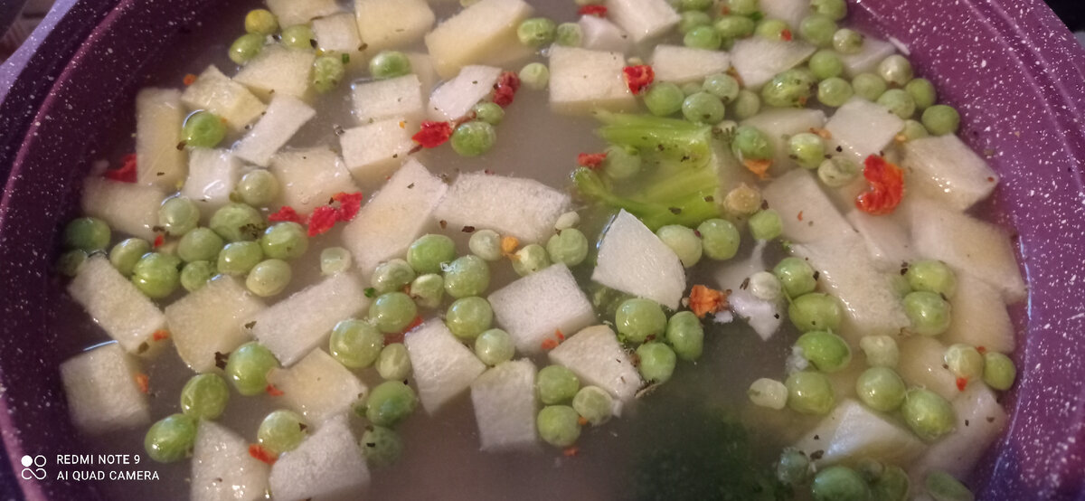 Закипела вода, положила всё, кроме сыра. Минут 20  всё варится. 