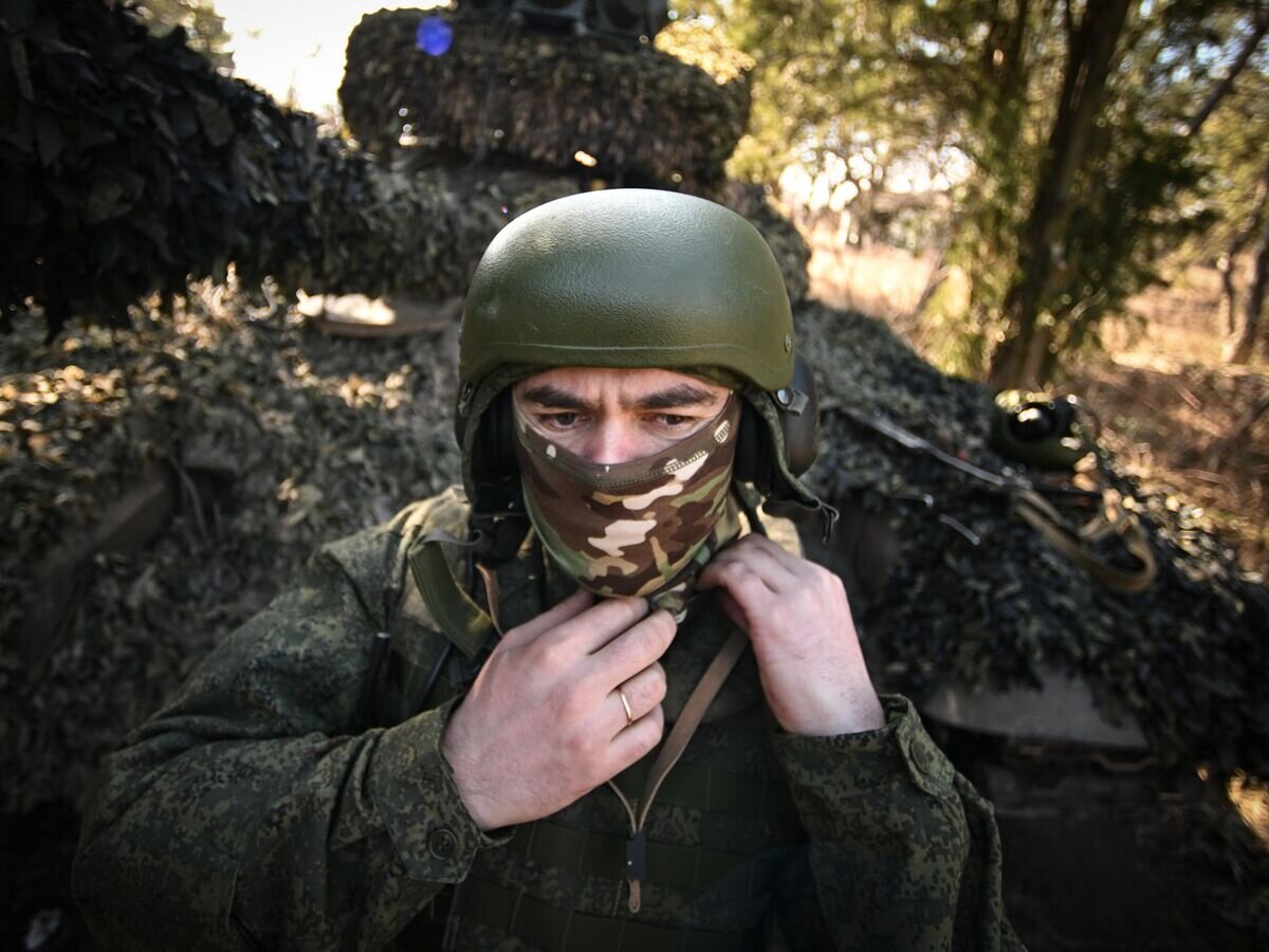    Член экипажа танка Т-72 группировки войск "Центр" в зоне проведения спецоперации© РИА Новости / Станислав Красильников