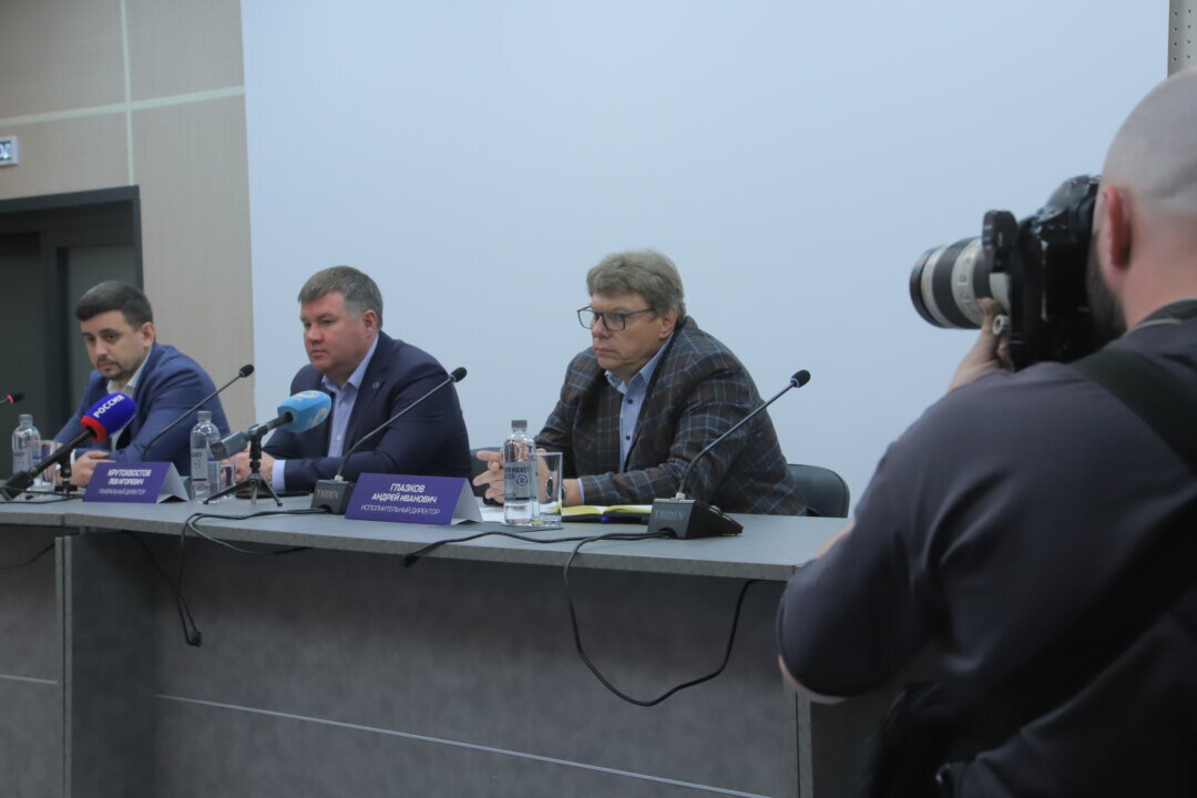 Новое руководство ХК «Сибирь» (слева направо): Виктор Меркулов, Лев Крутохвостов, Андрей Глазков. Фото: Михаил Периков