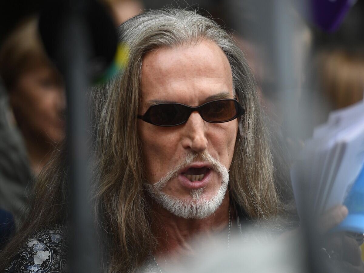    Актер Никита Джигурда у здания Пресненского суда города Москвы, где будет оглашен приговор по делу актера Михаила Ефремова© РИА Новости / Владимир Астапкович