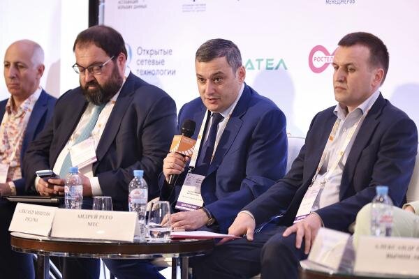 Кон­фе­рен­ция "Те­леком: Пе­резаг­руз­ка".  На фо­то (сле­ва нап­ра­во): ми­нистр циф­ро­вого раз­ви­тия, свя­зи и мас­со­вых ком­му­ника­ций РФ Мак­сут Ша­даев, пред­се­датель ко­мите­та Гос­ду­мы РФ по ин­фор­ма­цион­ной по­лити­ке, ин­фор­ма­цион­ным тех­но­логиям и свя­зи Алек­сандр Хин­штейн, ви­це-пре­зидент по взаи­мо­дей­ствию с ор­га­нами го­сударс­твен­ной влас­ти ПАО "Мо­биль­ные Те­леСис­те­мы" (МТС) Ан­дрей Ре­го