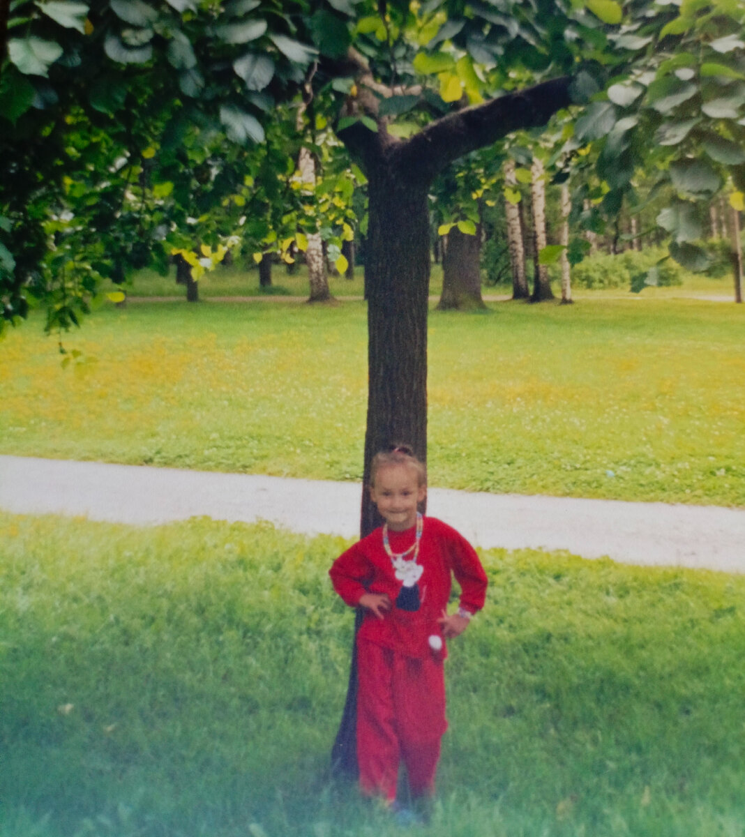 Яна. 4 года. Модница. Бусики, браслетики))