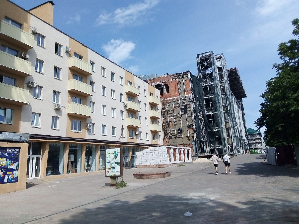 Фото автора (далее ФА). Бывш. ЦУМ за уже восстановленным жилым домом с ещё восстанавливаемым торговым 1 этажём. 