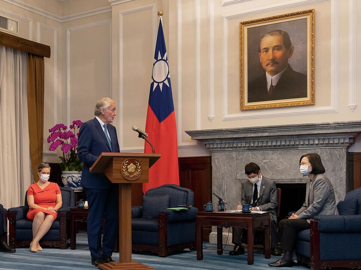    Сенатор-демократ США Эд Марки во время выступления в Тайбэе© AP Photo / Taiwan Presidential Office